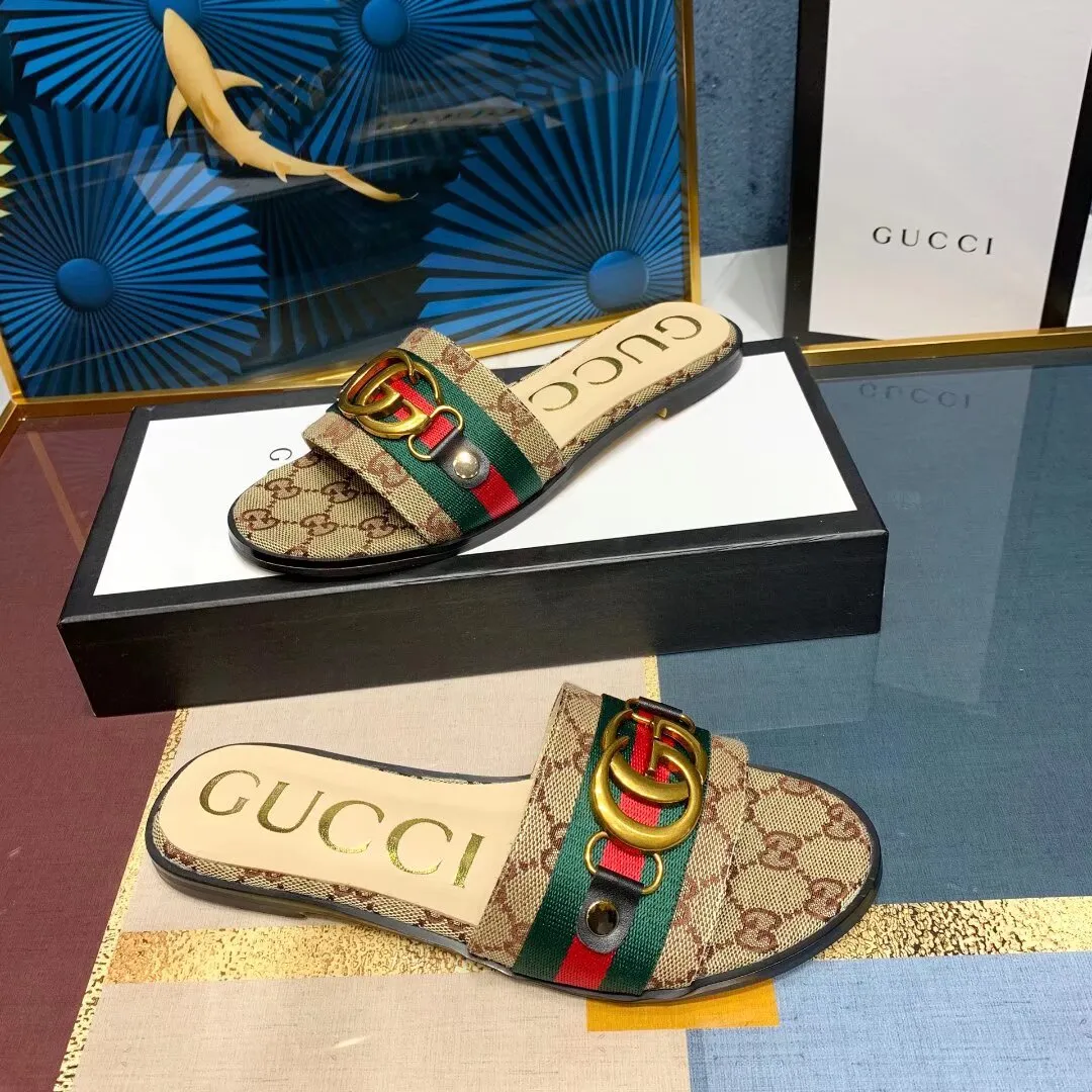 👟👟Ex-factory price 280👟👟 Gucci slippers. All in sheepskin. Sheepskin feet with original GUCCI bronze buckles. High-end atmosphere. Wear-resistant and non-slip branded rubber outsole. 35-42 yards. (41*42 can be customized, non-refundable and non-exchangeable* Welcome new and old customers to sell as shown in the picture)